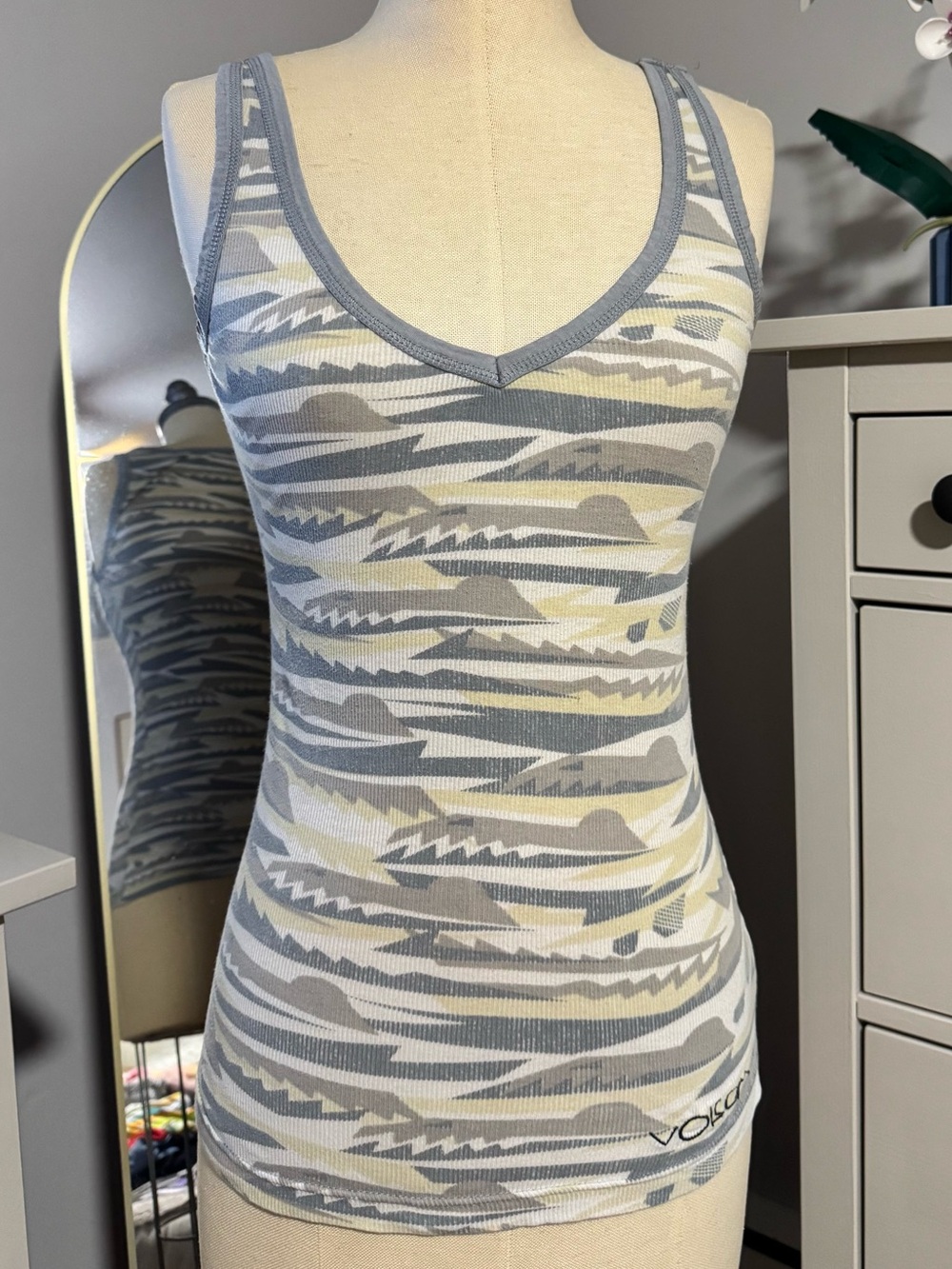 Volcom “Bite Me” Y2K V-Neck Ribbed Tank Top‎ Abstract Camo Print Size Medium